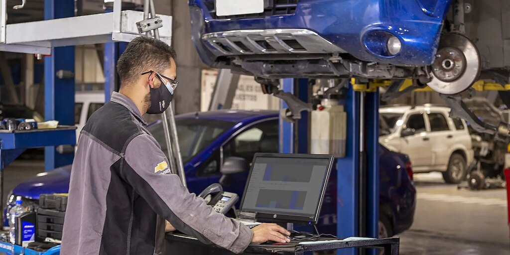 Mecanico Chevrolet revisando un vehículo en el sacner automotriz