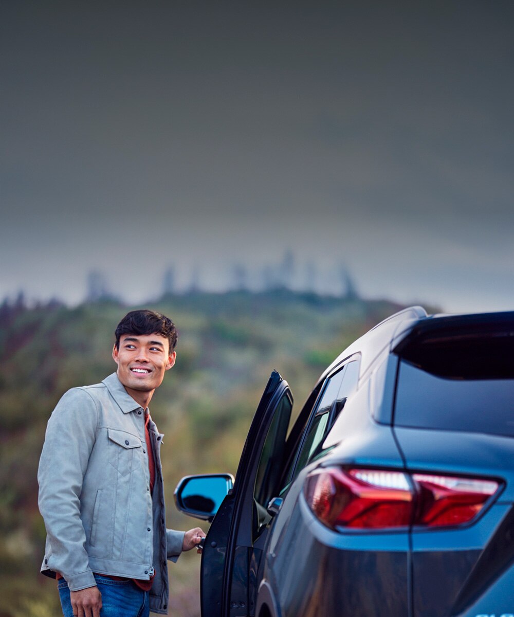 Hombre entrando en su vehículo Chevrolet