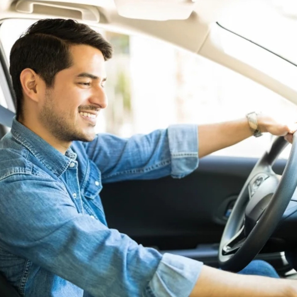 Persona manejando su carro