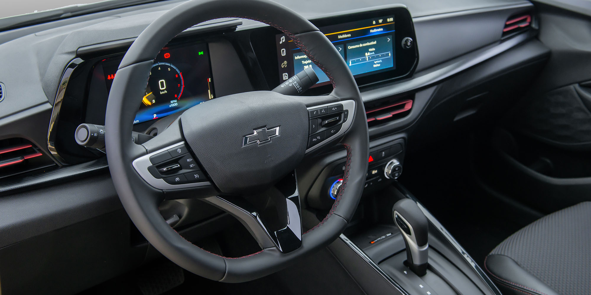 Volante y pantalla digital del Chevrolet Onix Turbo 2026