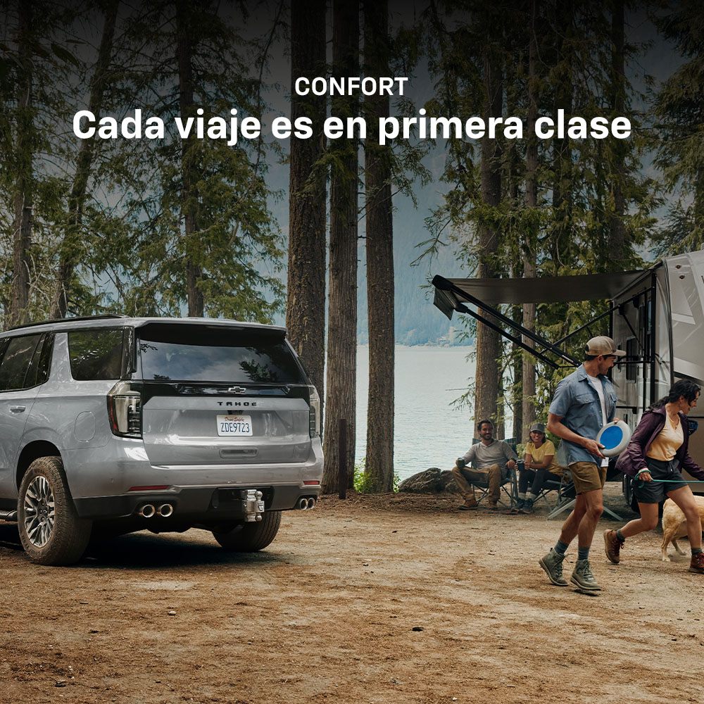 Chevrolet Tahoe estacionada en un campamento familiar en el bosque