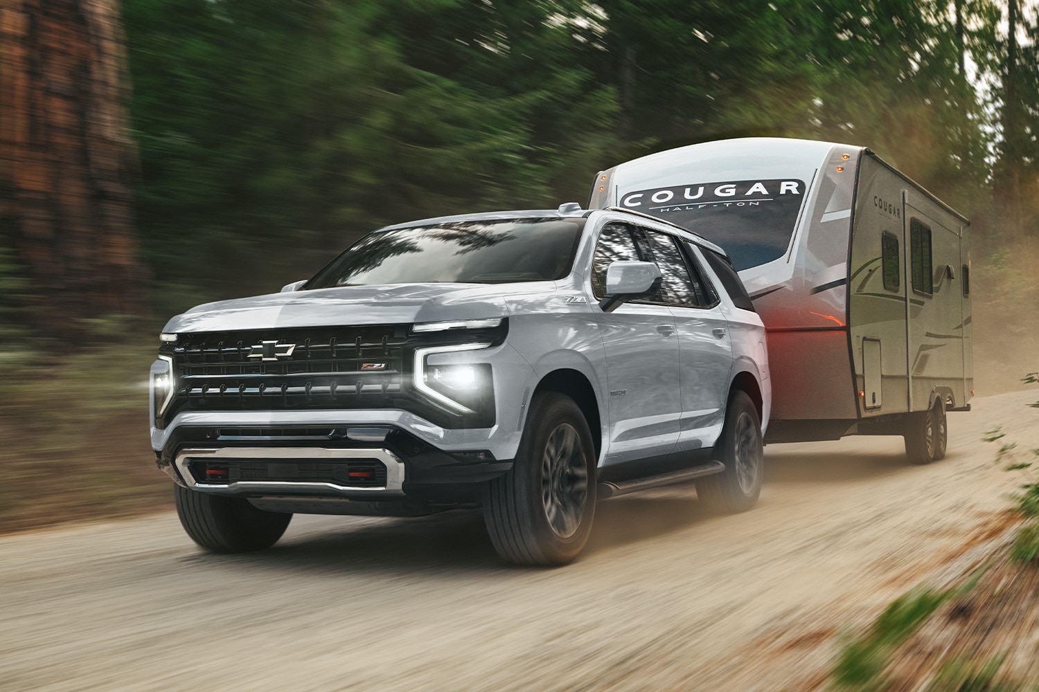 Chevrolet Tahoe 2025 remolcando casa rodante en Colombia.