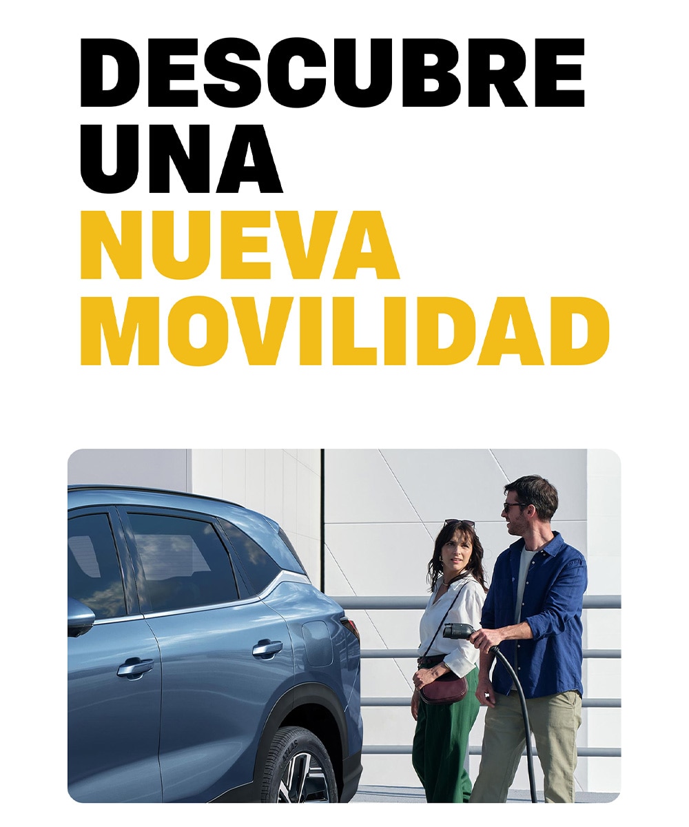 Familia conectando Chevrolet Captiva híbrida para carga en casa
